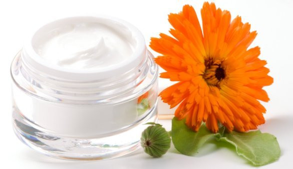 Kem chứa collagen. Đây không phải là phương pháp tối ưu nhất vì collagen chỉ có thể tác động hầu như bên ngoài, không thể thẩm thấu vào sâu bên trong nên chỉ tạm thời che được nếp nhăn và giữ ẩm cho da.