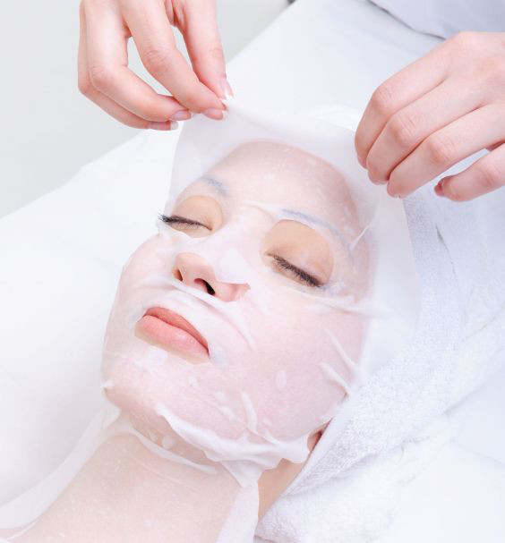 Mặt nạ chứa collagen: Collagen được bổ sung chỉ có thể tác động bên ngoài da, phần thẩm thấu bên trong còn tùy thuộc vào chất lượng và thời gian sử dụng cũng như cơ địa mỗi người. Chưa kể đến việc đắp mặt nạ chỉ giúp cho da mặt chứ không giúp cải thiện làn da cho cơ thể.