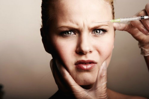 Tiêm collagen: Đây là một phương pháp gần đây khá phổ biến. Collagen được tiêm trực tiếp vào da. Theo như lời quảng cáo của các thẩm mỹ viện, tiêm collagen sẽ giúp cải thiện cấu tạo da, khiến bạn trẻ trung hơn. Những nàng sở hữu đôi môi mỏng có thể dùng phương pháp này để bờ môi thêm đầy đặn và căng mọng. Tùy vào cơ địa từng người mà tiêm collagen sẽ có tác dụng tạm thời hay trong thời gian dài.
