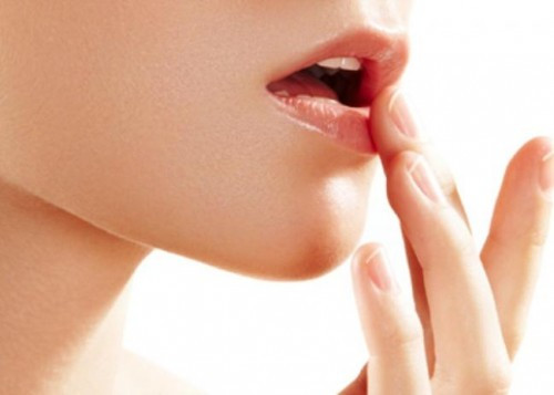 Trước khi tô son, nên thoa một lớp son dưỡng lên môi để giữ lớp trang điểm đồng thời chống lại sự ảnh hưởng của lớp son môi bên trên. Trước khi ngủ các bạn nhớ tẩy trang bằng các loại sản phẩm chuyên dụng dành riêng cho môi nhé.