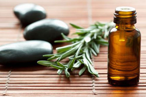 Chăm sóc môi bằng tinh dầu. Tinh dầu rất tốt cho việc chăm sóc đôi môi. Chẳng hạn như tinh dầu đinh hương có tính chất làm giảm đau, kháng khuẩn và kháng viêm giúp cho đôi môi thêm khỏe mạnh, mềm mại.