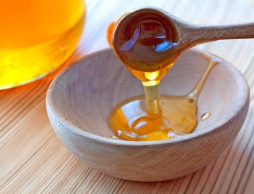 Dùng mật ong. Chỉ cần thoa mật ong lên môi trước khi ngủ, giữ qua đêm để vitamin và dưỡng chất trong mật ong ngấm dần vào môi, bạn sẽ có đôi môi hồng hào, với điều kiện làm kiên trì trong thời gian dài. Ngoài ra, bạn có thể trộn mật ong với đường rồi nhẹ nhàng cọ lên môi để tẩy da chết, giảm khô nứt, thâm đen.