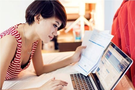 Mua online. Lang thang mua sắm trên mạng luôn là cách tốt nhất để bạn tiết kiệm tiền. Đặc biệt là với cùng 1 sản phẩm, bạn có thể tìm mua với giá rẻ hơn hoặc mua với kích cỡ lớn để tiết kiệm. Tuy nhiên hãy nhớ mua ở 1 hàng đảm bảo uy tín, bởi bạn có khả năng sẽ mua phải hàng fake hay kém chất lượng trên internet.