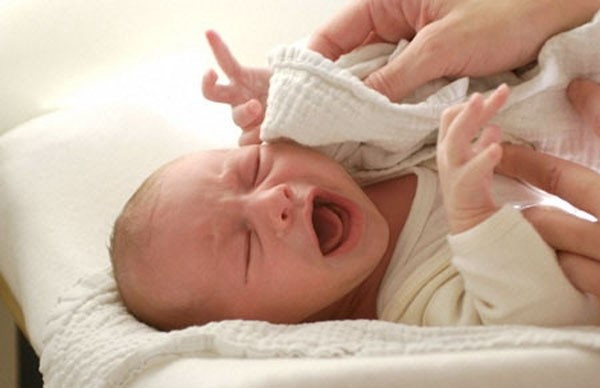 Nhiễm trùng máu có thể xảy ra trước hoặc sau khi sinh từ 1 đến 2 tuần. Có nhiều nguyên nhân gây ra tình trạng này, nhưng trên hết là do việc vệ sinh không sạch sẽ tạo cơ hội cho vi khuẩn xâm nhập vào cơ thể.