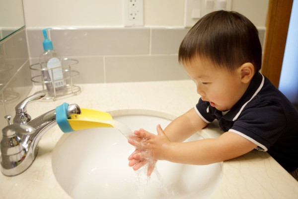 Luôn giữ tay sạch sẽ: Tay bẩn là con đường chính mà các vi trùng, vi-rút và vi khuẩn có hại xâm nhập vào hệ miễn dịch của con bạn. Nước mưa là mảnh đất màu mỡ để vi khuẩn sinh sôi. Nếu để trẻ chạm vào những vật dụng có nước mưa, hãy đảm bảo trẻ phải rửa tay sạch trước khi sờ vào bất kỳ loại thực phẩm nào. Nên nhắc nhở trẻ thường xuyên rửa mặt bởi vi khuẩn từ tay có thể xâm nhập vào cơ thể từ mặt.