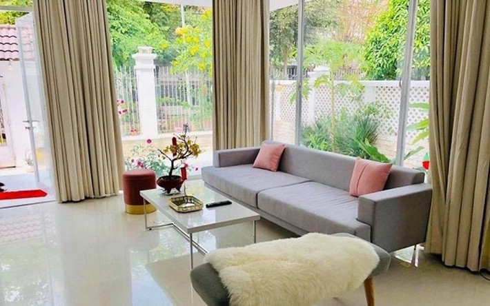 Theo tiết lộ, căn biệt thự được vợ chồng Công Vinh - Thủy Tiên mua lại phần thô với giá 5,6 tỷ đồng. Tổng kinh phí để xây nhà khoảng gần 10 tỷ đồng. Cộng với tiền đất, căn biệt thự ngốn trên 22 tỉ đồng (khoảng 1 triệu USD).