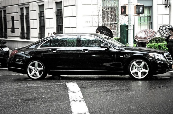 ...Mercedes-Maybach S600 được công bố mức giá 9,67 tỷ đồng đã có thuế. Với mức giá bán này, Maybach S600 được cho là sẽ gây khó dễ cho các thương hiệu xe sang kể cả ở phân khúc cao hơn như Bentley.