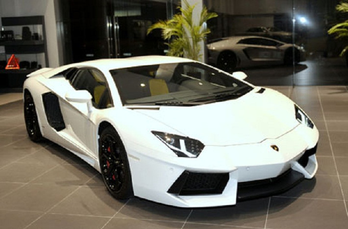 Aventador LP700-4: có động cơ V12 với hai dãy xi-lanh đặt góc 60 độ, dung tích thực 6.498 phân khối, cho công suất tối đa 700 mã lực cùng hệ dẫn động 4 bánh toàn thời gian...