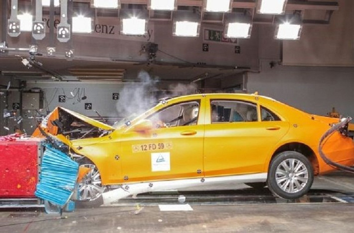 1. Bảo vệ khi va chạm: Cấu trúc vững chắc hơn, túi khí hiệu quả hơn và ở nhiều nơi hơn (thậm chí ở túi khí ngoài xe) hay các trang bị bảo vệ con người trong các tình huống tai nạn đâm từ các phía.