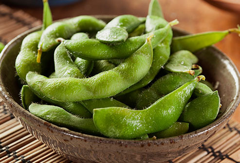 Đậu nành Các loại thực phẩm làm từ đậu nành sẽ giúp trái tim của bạn khỏe mạnh. Hãy chọn đậu hũ, sữa đậu nành, đậu phụ hay các thực phẩm họ đậu thay cho nguồn protein từ thịt động vật.