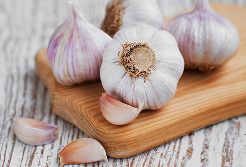 Tỏi Khi bạn thêm gia vị này vào món ăn, bạn cũng đang bảo vệ trái tim mình. Các nghiên cứu về chất bổ sung cho thấy tỏi có lợi ích cho huyết áp và mức cholesterol của bạn.