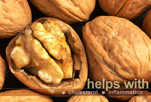 6. Quả óc chó Ăn một ít quả óc chó mỗi ngày có thể làm giảm cholesterol, đồng thời chống viêm trong động mạch tim. Quả óc chó giàu omega-3, chất béo lành mạnh được gọi là chất béo không bão hòa đơn, sterol thực vật và chất xơ.