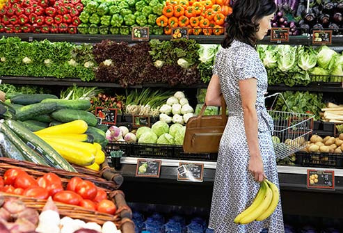Trái cây và rau quả Đúng là nếu bạn ăn nhiều trái cây và rau quả, bạn ít có khả năng mắc bệnh hơn, nhưng không thể giải thích rõ ràng lý do tại sao. Có thể là do chất chống oxy hóa, hoặc có thể là các hóa chất khác trong đó. Các nhà khoa học vẫn đang tiếp tục khám phá vấn đề này.