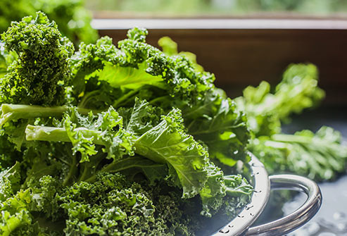3. Rau lá xanh đậm Cải xoăn, rau bina và rau cải xanh rất giàu vitamin C và E. Chúng cũng chứa carotenoids lutein và zeaxanthin. Các dạng vitamin A thực vật này làm giảm nguy cơ mắc các bệnh về mắt lâu dài, bao gồm thoái hóa điểm vàng và đục thủy tinh thể.