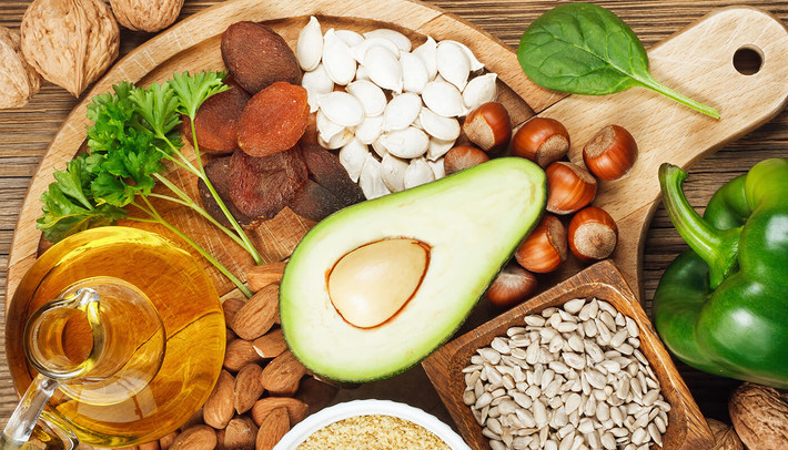 Thực phẩm giàu vitamin A và E gồm đậu hũ, rau lá xanh, hạt, hạt mầm, quả bơ, bí, khoai lang, ngũ cốc, xoài, cà chua, ớt chuông, oliu xanh, hải sản...