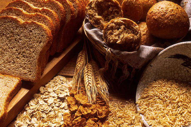 Ăn các loại thực phẩm làm bằng carbohydrates phức tạp có thể làm giảm nguy cơ phát triển mụn trứng cá. Carbohydrate phức tạp được tìm thấy trong các loại thực phẩm sau: ngũ cốc nguyên hạt, các loại đậu, trái cây và rau quả chưa qua chế biến