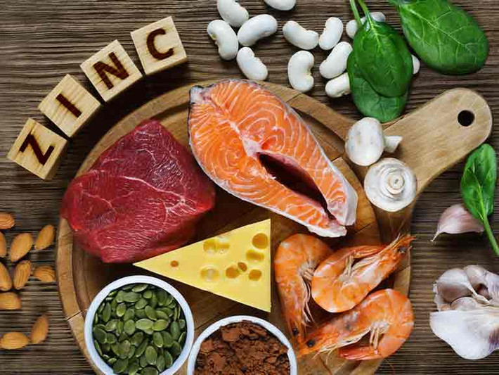 Thực phẩm giàu kẽm bao gồm: hạt bí ngô, hạt điều, thịt bò, gà tây, hạt quinoa, đậu lăng, hải sản như hàu và cua.