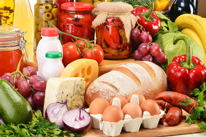 Một số loại thực phẩm làm tăng lượng đường trong máu của bạn nhanh hơn so với những loại khác. Lượng đường trong máu tăng nhanh làm cho cơ thể tiết ra một loại hormon gọi là insulin. Dư thừa insulin trong máu có thể làm cho các tuyến bã nhờn tạo ra nhiều dầu hơn, làm tăng nguy cơ bị mụn trứng cá.