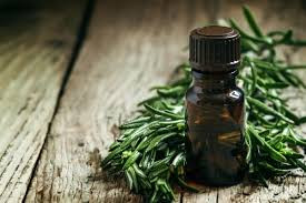 4. Hãy thử dầu cây trà Dầu cây trà được làm từ lá của một loại cây ở Úc. Nó đã được sử dụng bởi người Úc trong nhiều năm để điều trị một loạt các vấn đề về da. Bạn có thể tìm thấy nhiều loại kem, sữa rửa mặt sử dụng nguyên liệu này. Có bằng chứng cho thấy dầu trà có thể giúp điều trị mụn bằng cách tiêu diệt vi khuẩn.