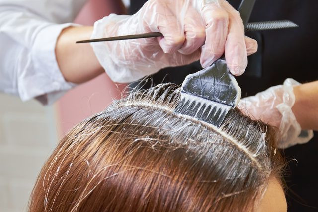 4 Formaldehyde Có mặt trong sơn móng tay, keo dán lông mi, thuốc nhuộm tóc và công thức làm thẳng tóc keratin Tại sao nên tránh: Năm 2004, formaldehyde được Cơ quan Quốc tế về Nghiên cứu Ung thư (IARC) tuyên bố là chất gây ung thư cho con người