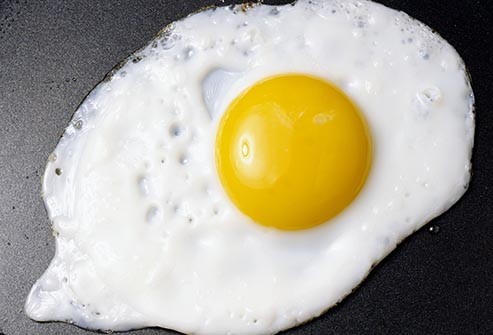 Trứng Trứng là nguồn cung cấp protein rẻ tiền. Một quả trứng luộc chín có 5,3 gram chất béo, hầu hết là chất béo lành mạnh. Một số loại trứng được làm giàu chất béo hơn nhờ bổ sung thêm omega-3.