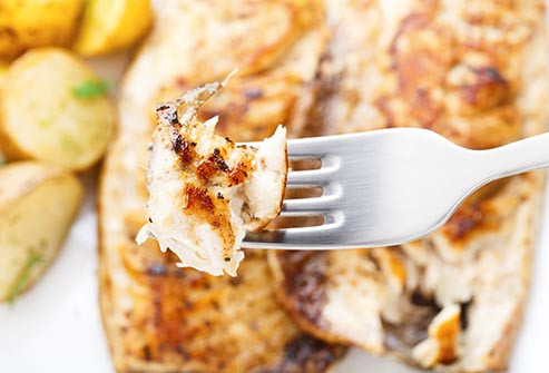 Cá Cá béo tự nhiên như cá hồi, cá thu, cá trích, cá mòi và cá ngừ albacore là nguồn cung cấp axit béo omega-3 tốt. Đây là những chất béo tốt giúp cho tim khỏe mạnh, não bộ minh mẫn.