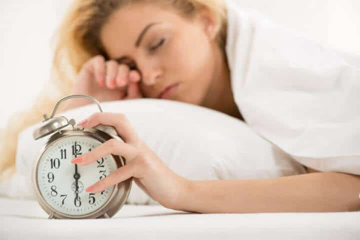 Đã đến lúc dừng trận chiến bất tận với sự mệt mỏi kinh niên bằng cách chọn cafein và đồ ngọt. Chọn chế độ ăn uống với các loại thực phẩm lành mạnh và thay đổi nhỏ mỗi ngày với những gì bạn nạp cho cơ thể trong bữa sáng có thể tạo ra những khác biệt lớn trong việc ổn định lượng đường trong máu và cải thiện mức năng lượng.