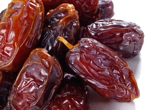 8. Quả chà là Ngoài hương vị ngọt ngào, chà là còn rất dễ tiêu hóa và giúp tăng cường năng lượng ngay lập tức. Chúng là nguồn cung cấp canxi, phốt pho, kali, magiê, kẽm và sắt. Thêm chà là vào đĩa trái cây buổi sáng hoặc bỏ vài quả vào xay sinh tố cho thêm vị ngọt, hoặc nhúng chúng vào bơ hạnh nhân cho một bữa ăn nhẹ ngon lành.