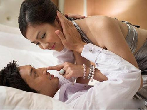 Thứ tư, sau một khoảng thời gian dài không quan tâm đến chồng, đột nhiên lại dành thời gian ở bên cạnh bạn. Rủ bạn ra ăn hàng bên ngoài, đi sắm đồ, đi dạo công viên…trước đây mỗi lần đi chơi thường khoác tay bạn tình cảm, nhưng giờ đây không còn khoác tay bạn như trước.