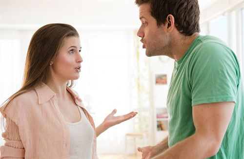 Có rất nhiều người đàn ông ra đường không dám cãi lại ai, chỉ dám to tiếng ở nhà. Người vợ nên chu ý tránh nói những lời nói gây tổn thương đến chồng mình.