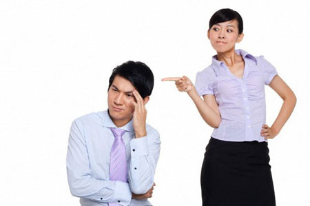 2, Anh đi ra ngoài mà làm vương làm tướng.... Khi hai vợ chồng xảy ra cãi nhau, thông thường người vợ là người nhẫn nhịn để giữ hòa khí trong gia đình, trong lúc tranh cãi cả hai đang bực tức, nếu nói ra câu này với người chồng chắc chắn sẽ làm anh ta tức giận, dần dần xa lánh, tránh mặt vợ.