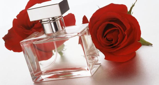 Nước hoa mạnh. Nhiệt độ mùa hè có thể khuếch tán hương thơm trong nước hoa làm cho nó có mùi mạnh hơn rất nhiều. Vì vậy, thay vì loại mạnh, hãy chọn nước hoa nhẹ, cũng nên để nước hoa tránh ánh nắng mặt trời để bảo vệ nước hoa.