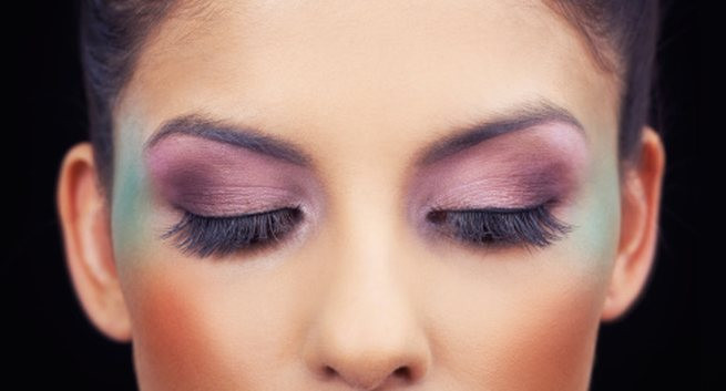 Màu mắt và mascara bóng. Vào mùa hè, bạn không nên dùng phấn mắt và mascara bởi mồ hôi có thể làm chúng nhòe nhoẹt. Đơn giản chỉ cần kẹp lông mi cho cong và phết một chút keo trong là được.