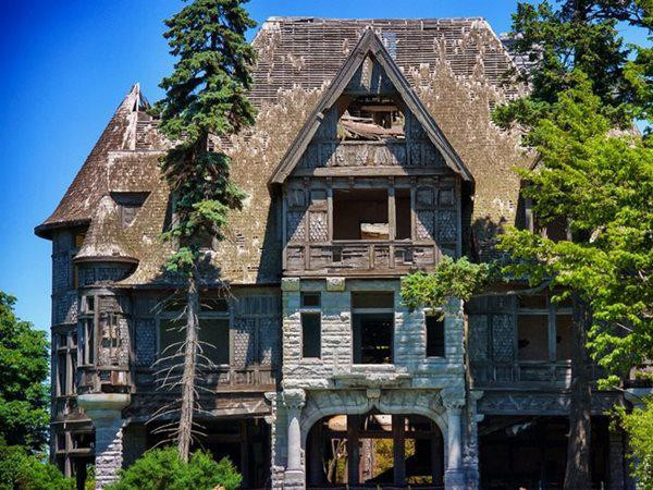Biệt thự đảo Carleton, biệt thự đổ nát nằm trên một hòn đảo ở Cape Vincent, New York (Mỹ) đã không có người ở trong 70 năm.