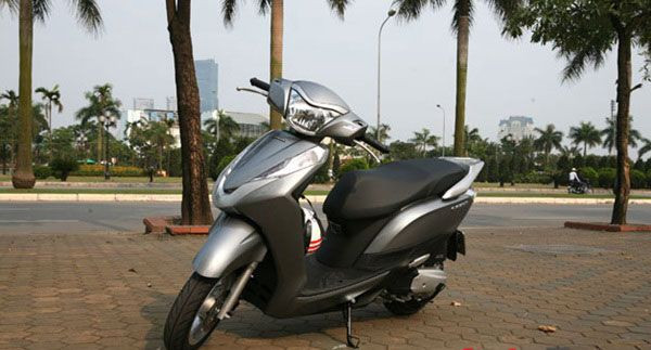 5. Honda Lead 125: Chiếc xe chính thức ra mắt từ tháng 3/2013 với 2 phiên bản tiêu chuẩn có giá 37,49 triệu Đồng và phiên bản cao cấp có giá 38,49 triệu Đồng...