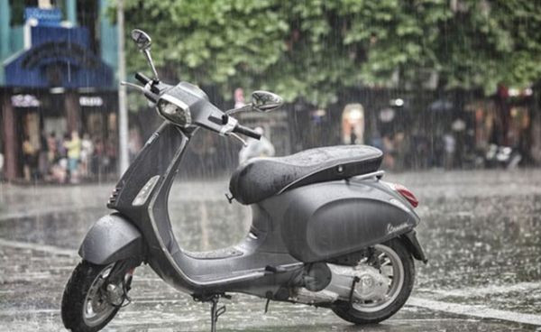 4. Vespa Sprint: Ra mắt tháng 4/2014 sau thị trường Ý một năm và thay thế đàn anh Vespa S, Vespa Sprint là phiên bản nam tính của Primavera...
