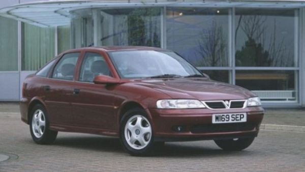 6. 1995 Vauxhall Vectra: Dù có kiểu dáng không quá tệ, kết quả thử nghiệm cho thấy đây không phải một chiếc xe có công suất tốt. Vauxhall Vectra cũng không được chào đón trên thị trường.