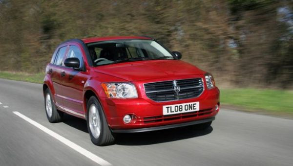 8. 2007 Dodge Caliber: Đây là một trong những chiếc xe có kiểu dáng "xấu xí" nhất 20 năm qua, bất chấp thiết kế giả SUV.
