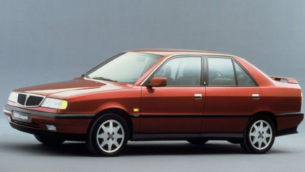 9. 1993 Lancia Dedra: Thương hiệu Lancia danh tiếng những năm 70 chỉ còn là cái bóng mờ của chính nó trong thập kỷ 90. Chiếc xe này không thực sự "khủng khiếp", nhưng quá tệ so với kỳ vọng.