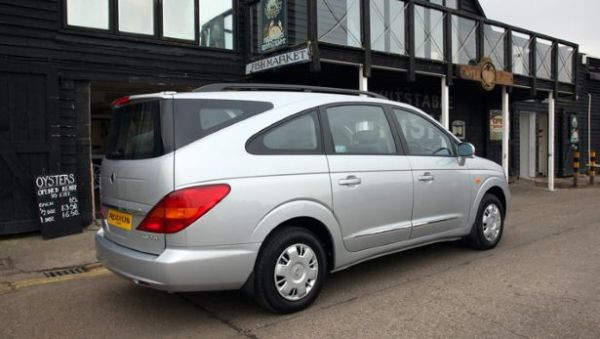 2. Ssangyong Rodius 007: Chiếc xe này bị đánh giá thấp ở cả hiệu suất, tay lái và thiết kế. Có cảm giác những người thiết kế xe đã không hề quan sát khi làm việc.