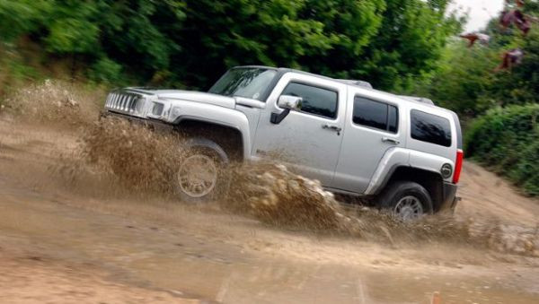 5. 2005 Hummer H3: Sản phẩm thảm họa của Hummer. Chiếc xe này không được quan tâm và nhanh chóng trôi vào quên lãng.