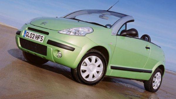4. 2003 Citroen C3 Pluriel: Có phần nóc xe có thể tháo lắp tùy ý nhưng chiếc xe này lại không có không gian để chứa phần nóc bị tháo ra đó nếu có nhiều người trên xe. Đây là điều gây phiền toái cho người dùng.