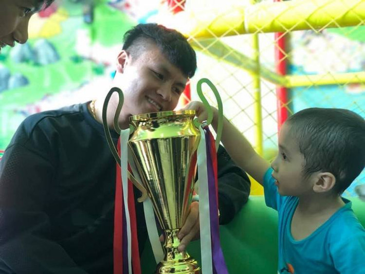 Chương trình “Điều ước thứ 7” phát sóng vào lúc 9h sáng 15/12 với sự góp mặt của các tuyển thủ Việt Nam như Quang Hải, Bùi Tiến Dũng, Văn Hậu và Đức Chinh.
