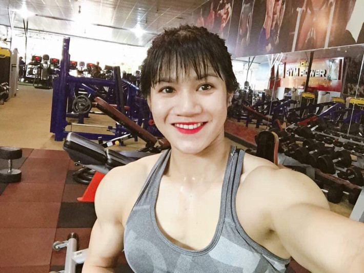 Sự tương phản rõ rệt giữa khuôn mặt dễ thương và thân hình cơ bắp rắn chắc.