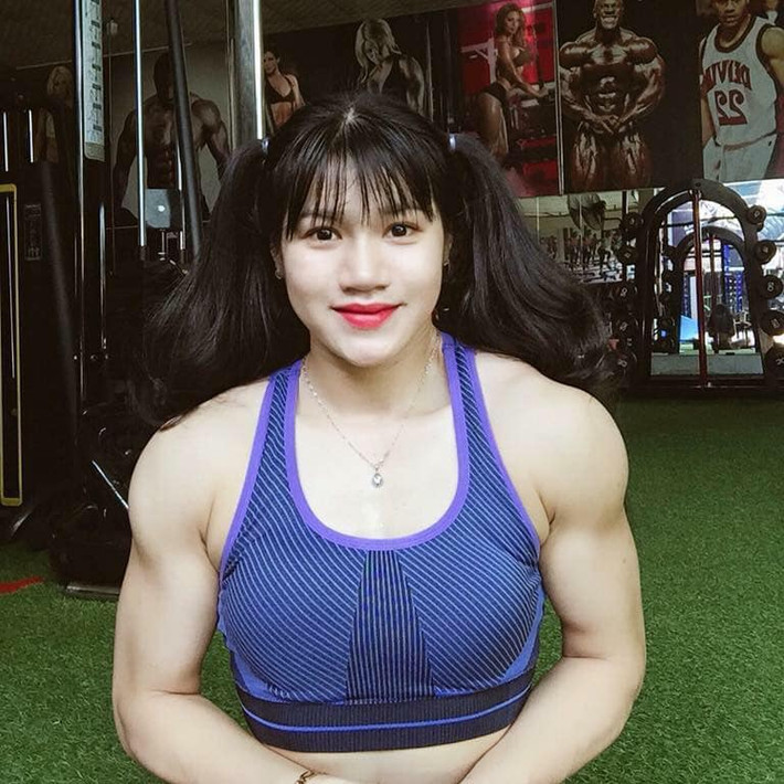 Quan sát những hình ảnh này, chúng ta có thể thấy, có thể nhờ tập gym, cơ thể cô gái này săn chắc và cơ bắp đáng ngạc nhiên, nhất là phần vai, cánh tay và đùi.