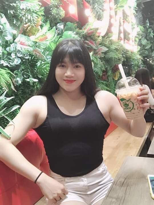 Những hình ảnh của cô gái này mới xuất hiện trên mạng Facebook. Dù cô gái có khuôn mặt dễ thương, trái ngược với thân hình cơ bắp cuồn cuộn vẫn khiến các chàng trai cũng phải e dè.