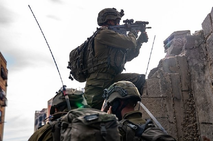 Hezbollah đưa ra một báo cáo chiến đấu cho biết đã có 16 hoạt động quân sự chống lại Quân đội Israel. Đặc biệt, vào lúc 20h22 ngày 21/10, khi một đơn vị Israel cố gắng xâm nhập vào vùng ngoại ô thị trấn Taybeh thì bị lực lượng Hezbollah dùng vũ khí giao chiến và tấn công trúng mục tiêu. Quân đội Israel sau đó cử xe bọc thép đến hỗ trợ quân đang rút lui, nhưng các chiến binh Hezbollah lại đối đầu và buộc họ phải rút lui, song vẫn bị tên lửa bắn trúng. Ảnh: NBC News.