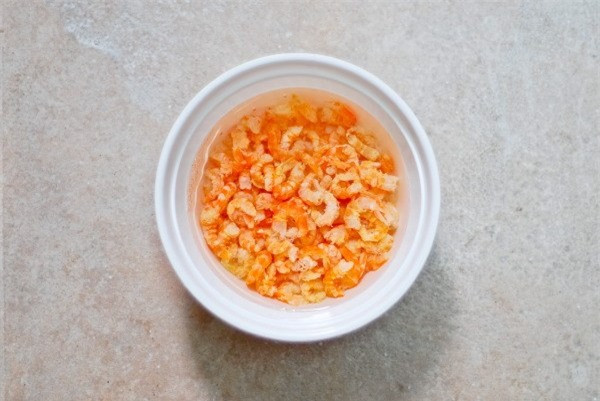 Thịt lợn muối, tôm khô có mùi khai. Tôm khô rất được ưa chuộng nhưng hàm lượng protein cao và dễ dàng sinh vi khuẩn. Trong quá trình lưu trữ, các protein sẽ được vi khuẩn biến thành các axit amin và sau đó phá vỡ thành amoniac.