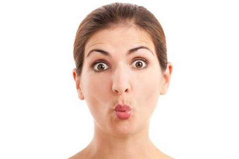 Hóp má, chu môi. Bạn hãy chu môi hít thật sâu cùng lúc rồi dùng 2 ngón tay vuốt nhẹ những nếp gấp 2 bên má. Hoạt động này sẽ giúp các mạch máu trên má lưu thông tốt hơn. Làm động tác 15-20 lần mỗi ngày.