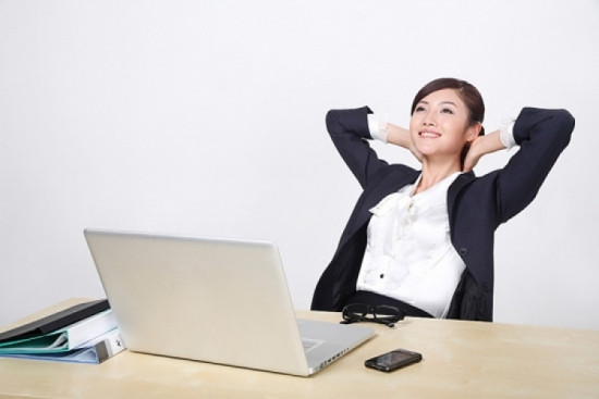Da xấu. Tia bức xạ của máy tính khiến da bạn bị khô, xám xịt và xuất hiện nhiều mụn trứng cá. Điện tích sản sinh từ màn hình máy tính cũng khiến da hấp thụ nhiều bụi bẩn trong không khí, lâu dài dẫn đến các vết tàn nhang và nếp nhăn trên mặt.